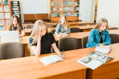 Jakie nowoczesne kierunki można znaleźć w szkołach średnich?