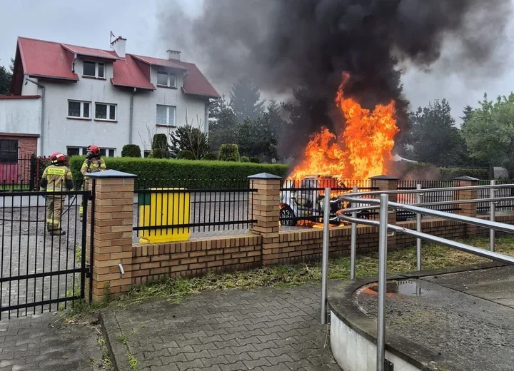 Śpiący kierowca w płonącym Renault. Policjant wyciągnął go w ostatniej chwili